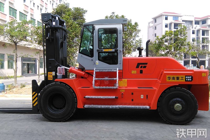 华南重工HNF-180叉车整机外观