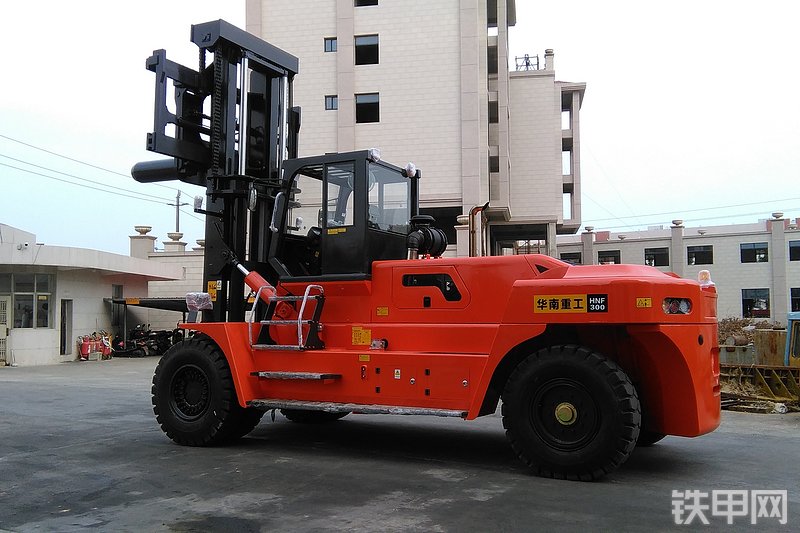 华南重工HNF-300叉车整机外观