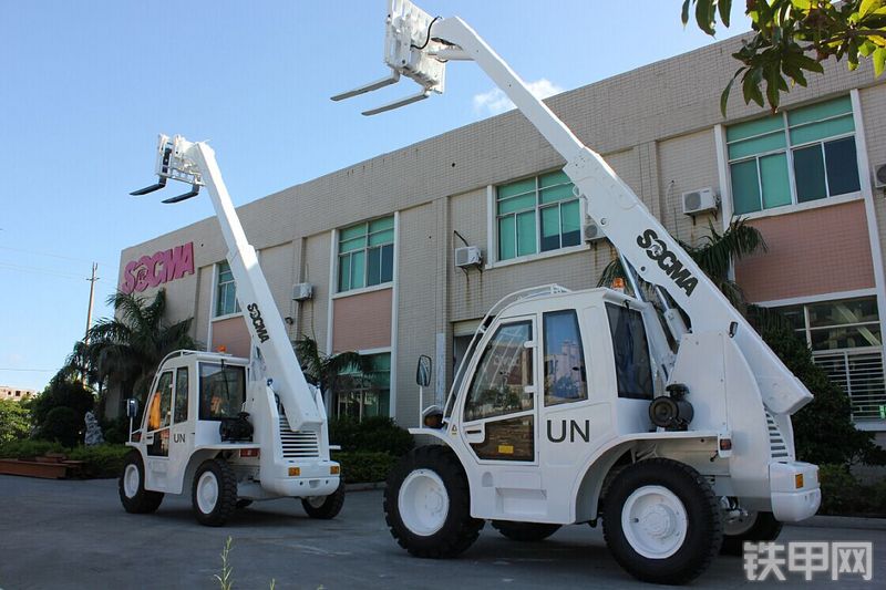 华南重工HNT30-4伸缩臂叉车整机外观