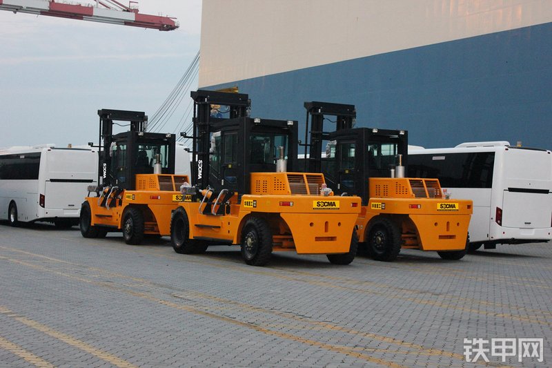 华南重工HNF-150叉车整机外观