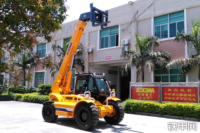 华南重工HNT40-4伸缩臂叉车整机外观