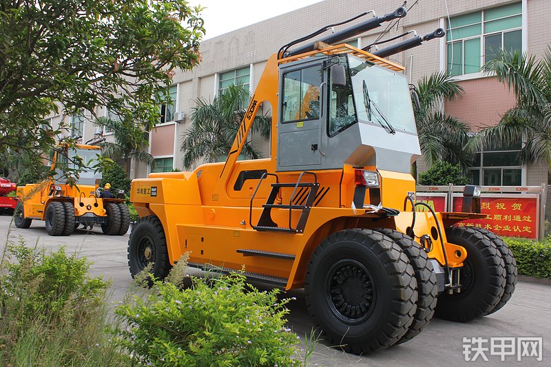 华南重工HNF-320叉车整机外观