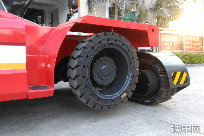 华南重工HNBZ8512伸缩臂叉车局部