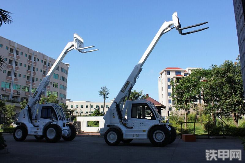 华南重工HNT30-4伸缩臂叉车整机外观