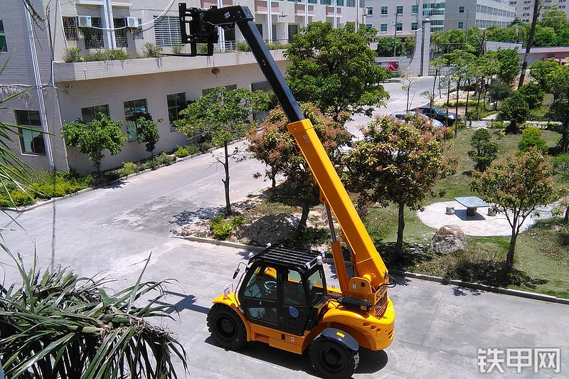 华南重工HNT40-4伸缩臂叉车整机外观