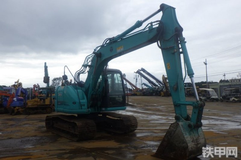 神钢SK135SR-3挖掘机整机外观