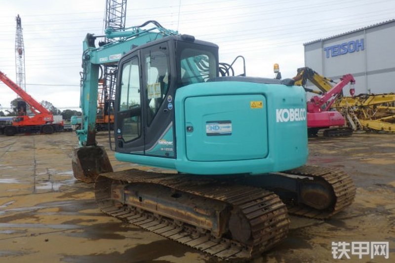 神钢SK135SR-3挖掘机整机外观