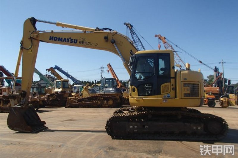 小松PC228US-8挖掘机整机外观