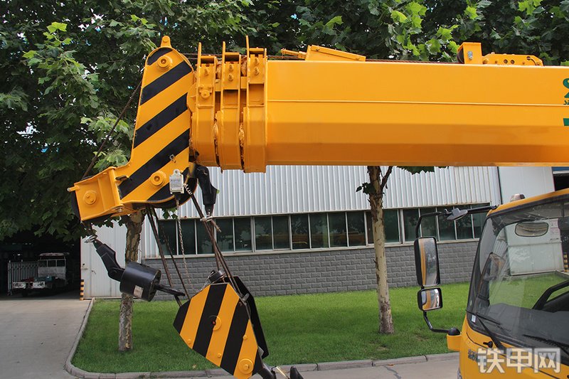 森源重工森源重工8吨东风底盘起重机起重机局部