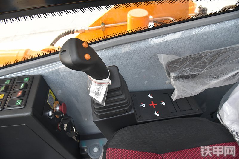 森源重工森源重工25吨东风底盘起重机起重机局部