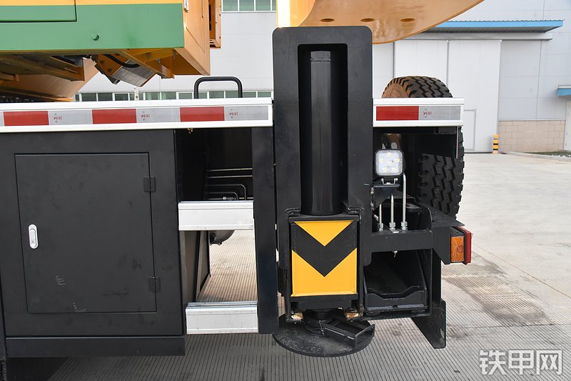 森源重工森源重工25吨东风底盘起重机起重机局部