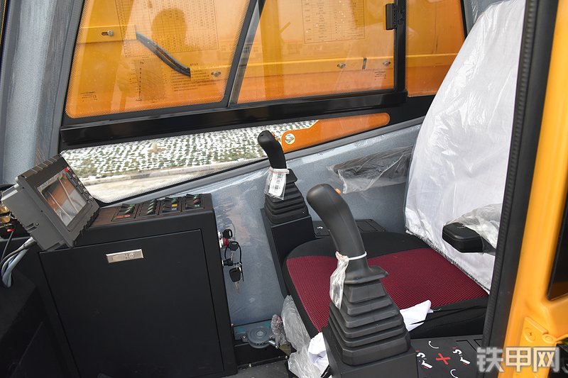 森源重工森源重工25吨东风底盘起重机起重机局部