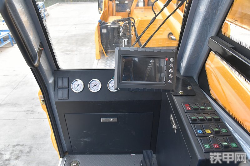 森源重工森源重工25吨东风底盘起重机起重机局部