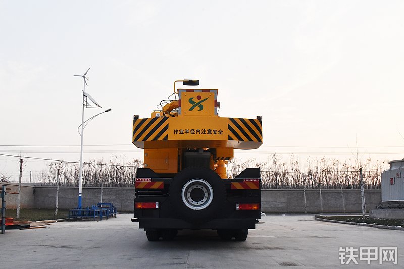 森源重工森源重工25吨东风底盘起重机起重机整机外观