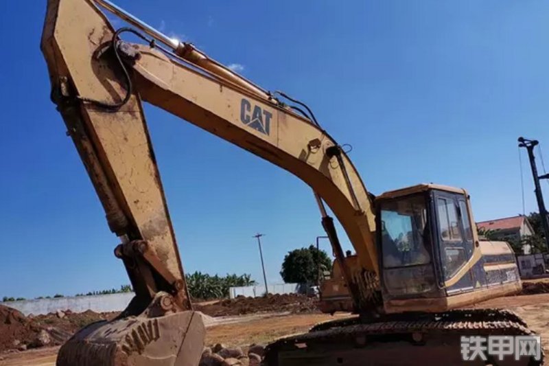 卡特彼勒320V2挖掘机整机外观