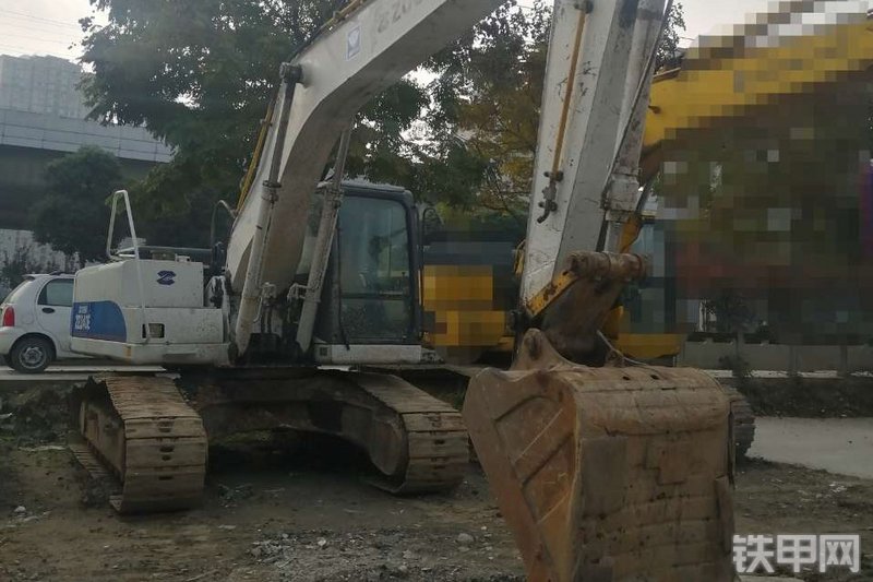 中联重科ze240e履带式挖掘机