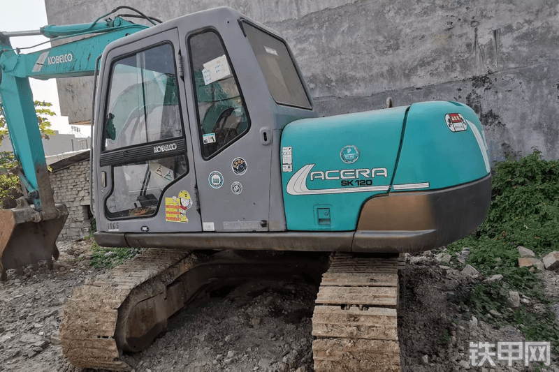 神钢 SK120-5.5挖掘机整机外观
