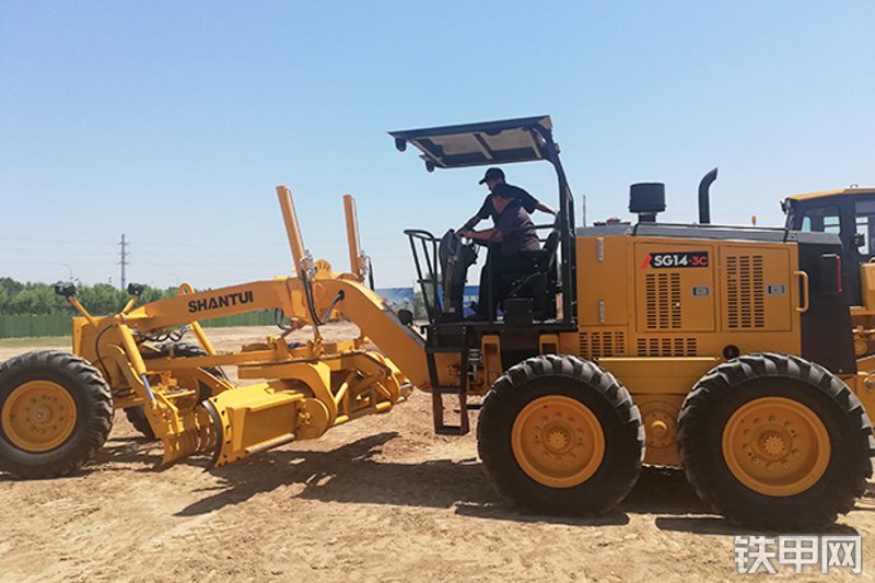 山推SG14-3C平地机整机外观