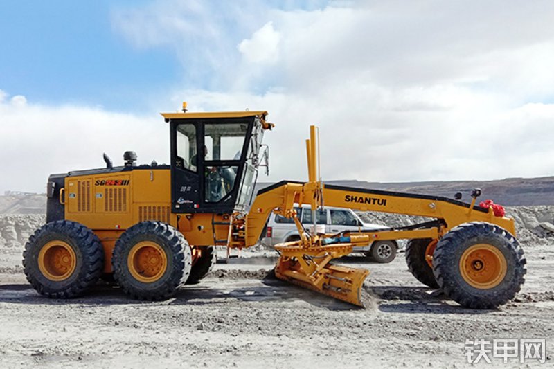 山推SG24-3平地机整机外观