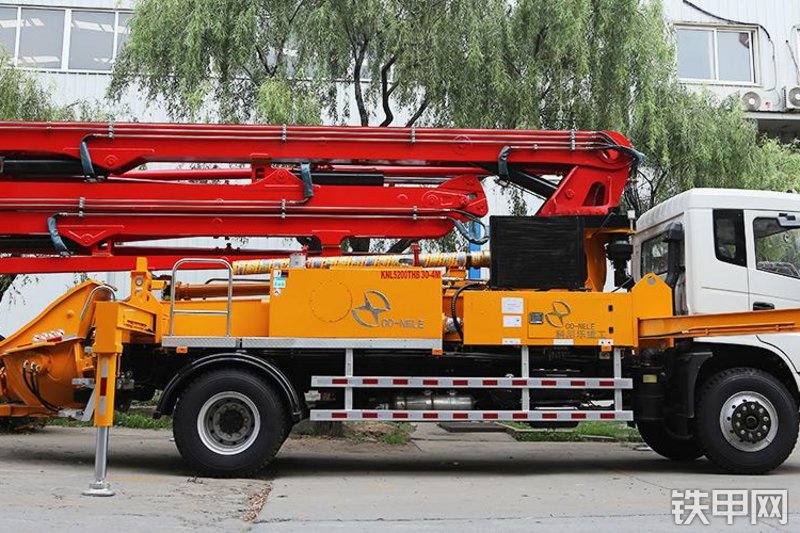 科尼乐东风随专30米泵车整机外观