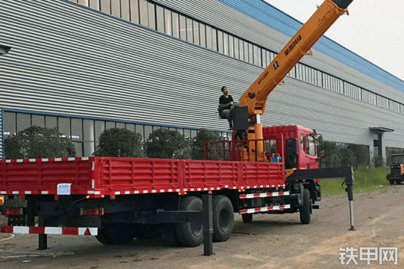 昊意科技东风特商随车吊12吨起重机整机外观