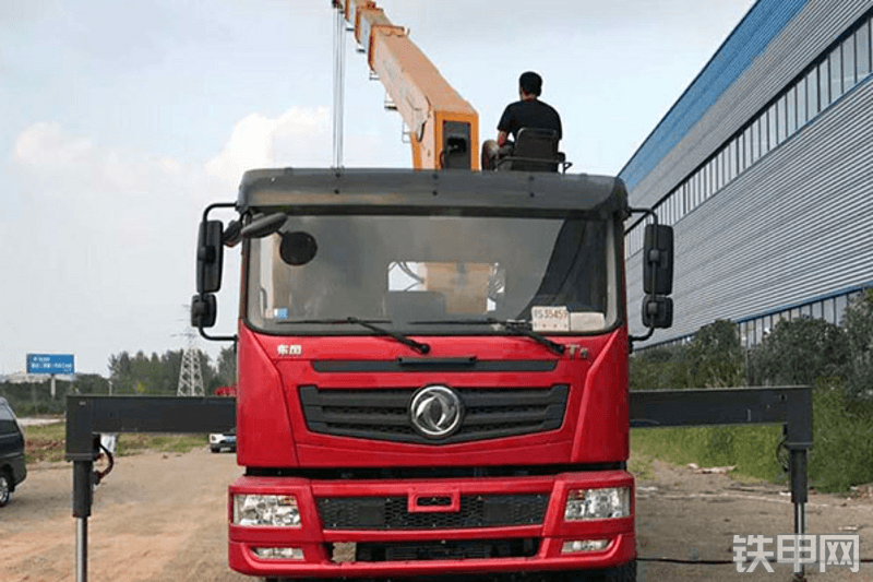 昊意科技东风特商随车吊12吨起重机整机外观