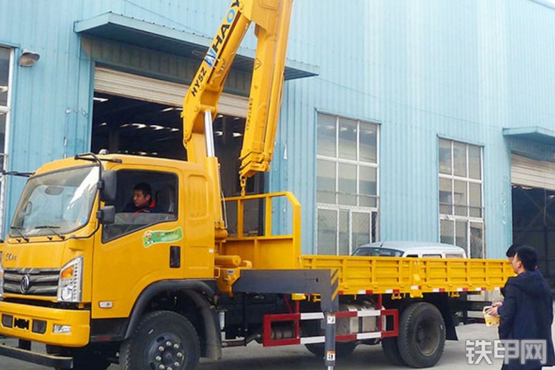 昊意科技5吨东风国五折叠臂起重机整机外观