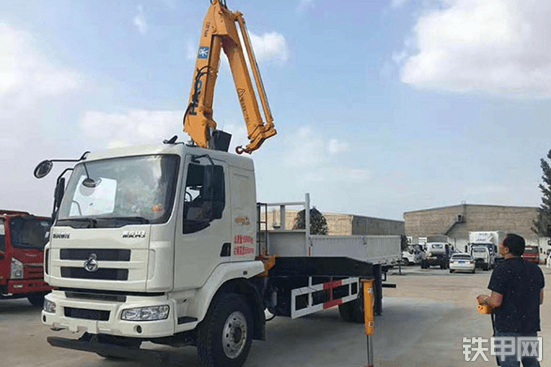 昊意科技6.3吨柳汽国五折叠臂起重机整机外观