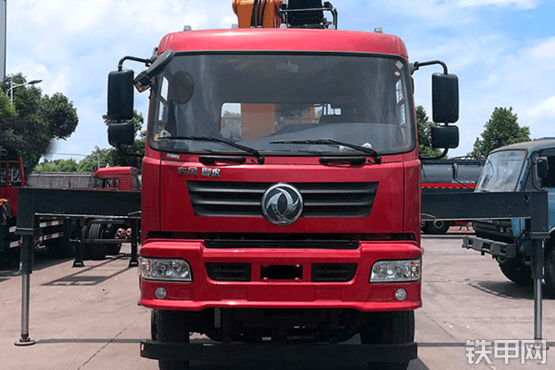 昊意科技10吨东风折臂式起重机整机外观