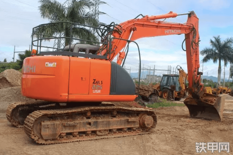 日立ZX225USR-5B挖掘机整机外观
