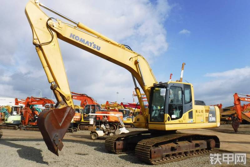 小松PC220-8N1挖掘机整机外观