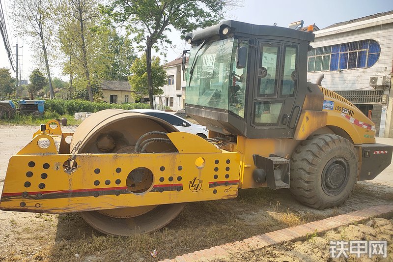 国机洛建LSS326压路机整机外观