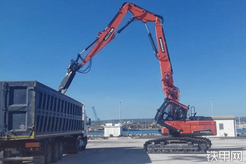 迪万伦DX235DM拆除挖掘机整机外观