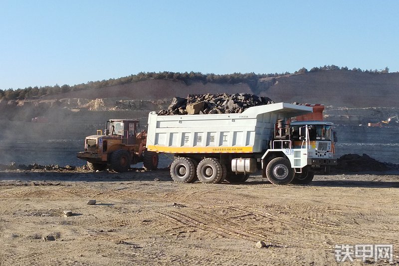 宇通YTK89A非公路自卸车整机外观