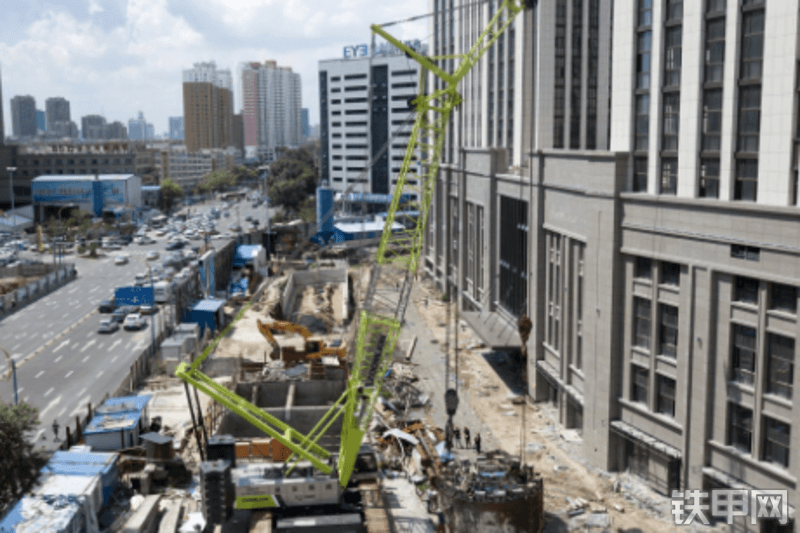 中联重科ZCC2600CR起重机整机外观