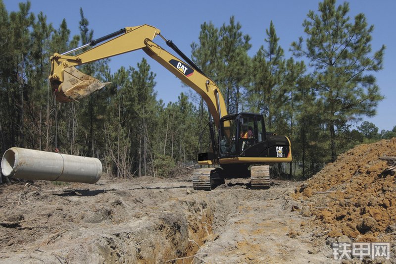卡特彼勒CAT®318D2 L 小型液压挖掘机整机外观