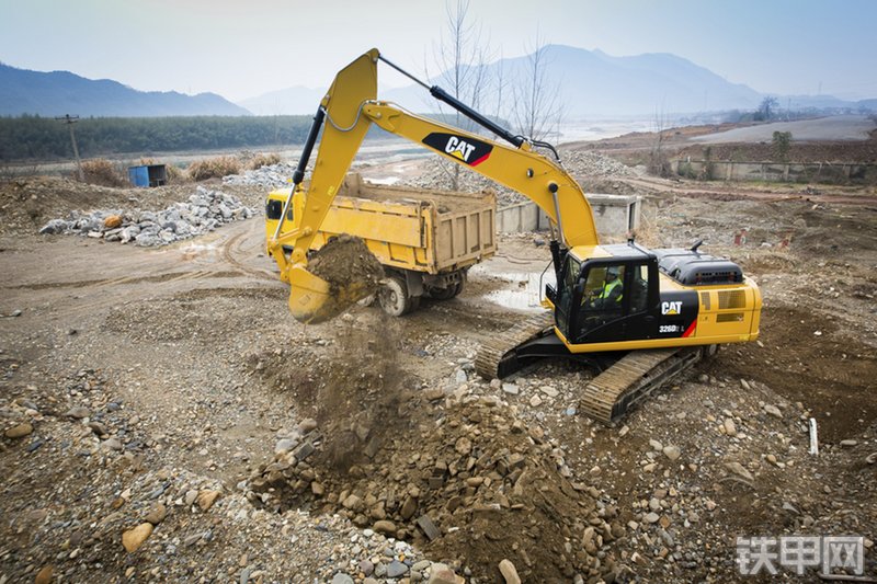 卡特彼勒326D2液压挖掘机整机外观