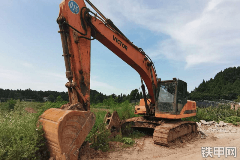 威克特V323挖掘机整机外观