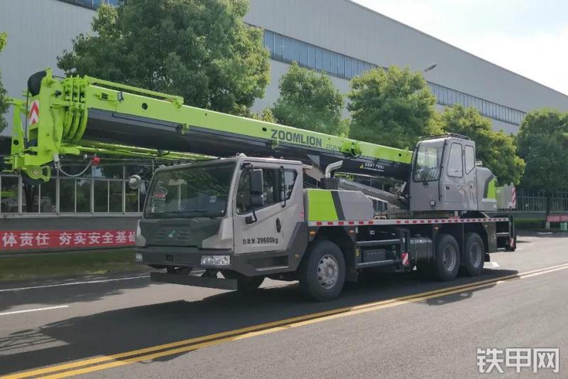 中联重科ZTC251V452起重机整机外观