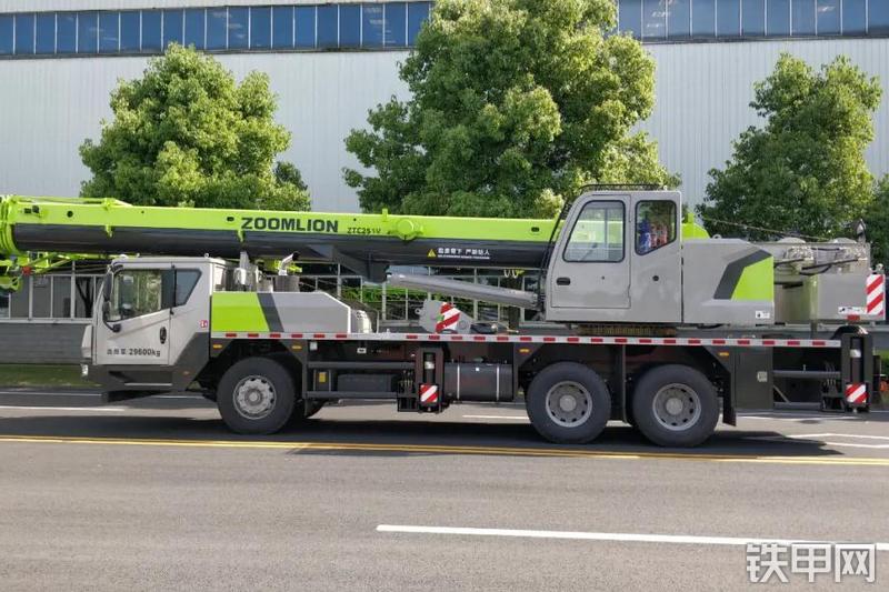 中联重科ZTC251V452起重机整机外观