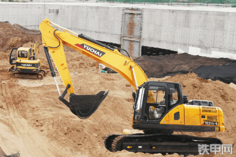 玉柴YC215-9挖掘机整机外观