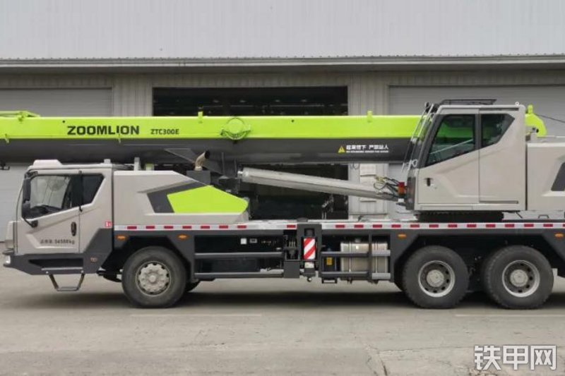 中联重科ZTC300E552起重机整机外观