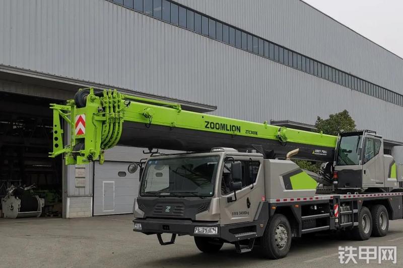 中联重科ZTC300E552起重机整机外观