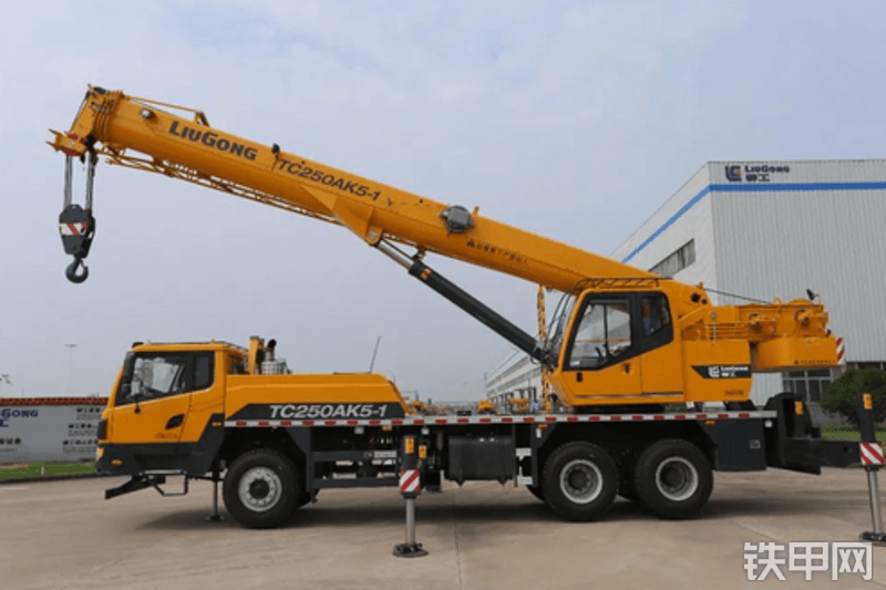 柳工TC250AK5-1起重机整机外观