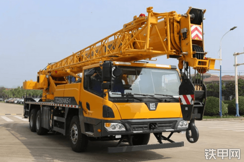 柳工TC250AK5-1起重机整机外观