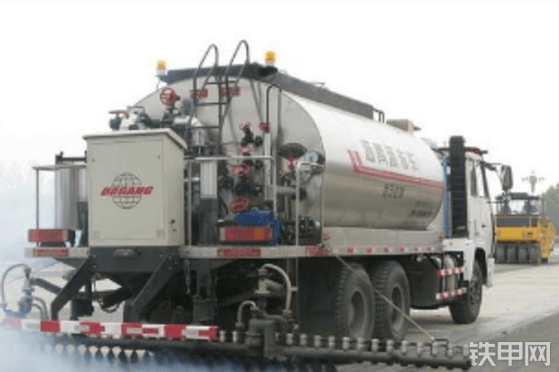 达刚控股DGL5250GLQ-A124（增强型）沥青洒布车整机外观