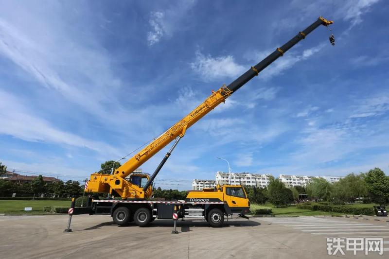 柳工TC300C5起重机整机外观