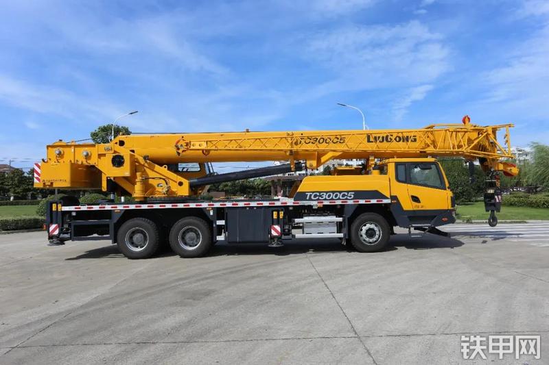 柳工TC300C5起重机整机外观
