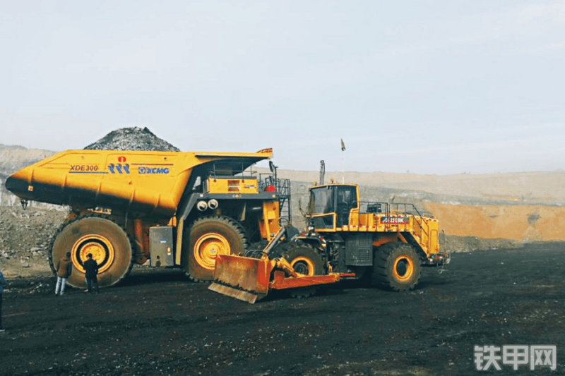 徐工xdr100t矿用自卸车