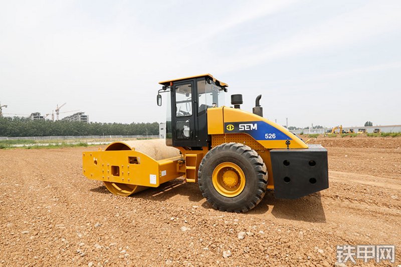 山工SEM526压路机整机外观